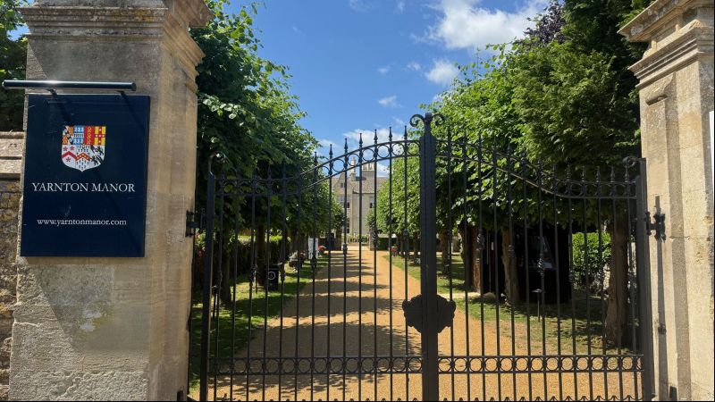 Yarnton manor  Re-surfaced with Hot bitumen and golden gravel 